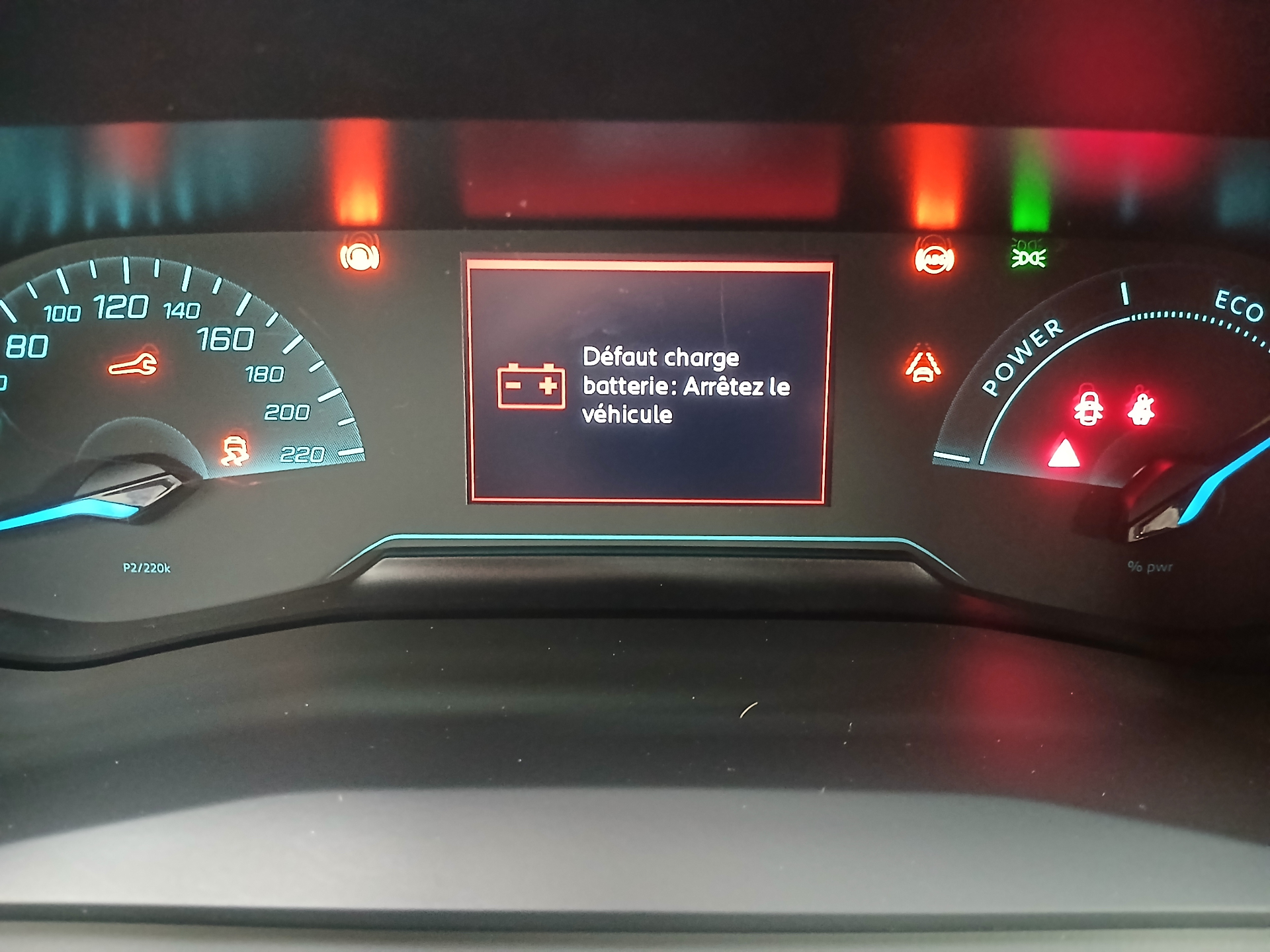 PEUGEOT 2008 Hybrid 145 e-DCS6 Style — expertise